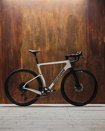 Bici gravel entry level Berria Allroad bianca