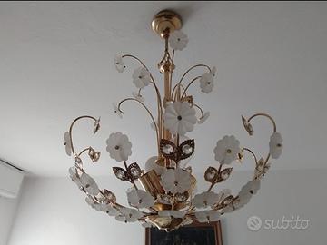 Lampadario con vetri a fiori opachi e cristalli