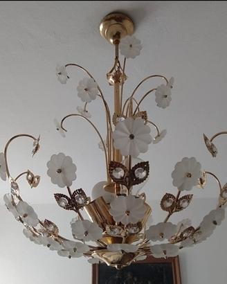 Lampadario con vetri a fiori opachi e cristalli