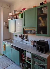 Cucina in buono stato con elettrodomestici