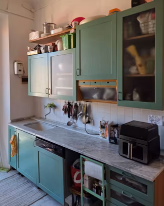 Cucina in buono stato con elettrodomestici