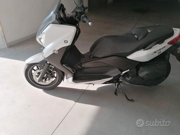 vediamo scooter  X MAX 400