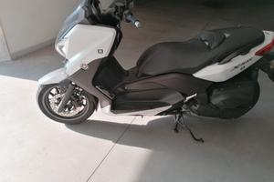 vediamo scooter  X MAX 400