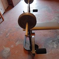 Panca con bilanceri per sollevamento pesi