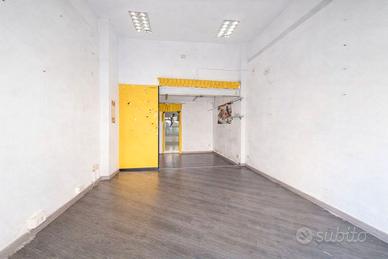 Locale commerciale via Salvo D'Acquist