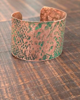 Bracciale forgiato e scolpito a  mano in rame