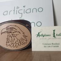 cintura marrone con fibbia aquila