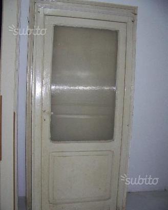 Porta antica in legno con vetrata