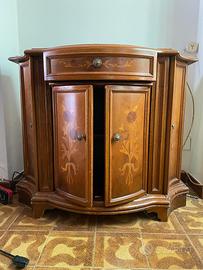 Mobiletto in legno con decorazioni floreali