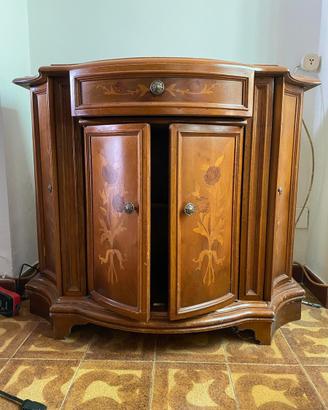 Mobiletto in legno con decorazioni floreali