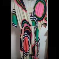 Vestito con scollatura a V 