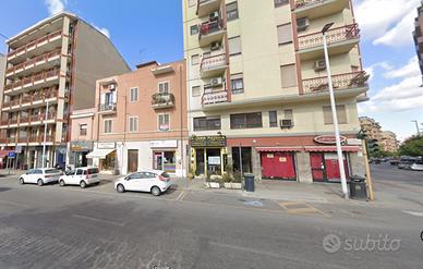 Largo Gennari, locale commerciale
