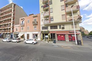 Largo Gennari, locale commerciale