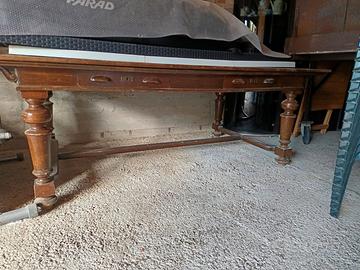 Tavolo di antiquariato