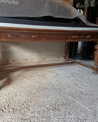 Tavolo di antiquariato