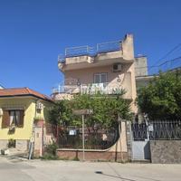 Villetta con spazio esterno e box