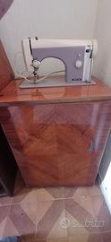 Macchina da cucire modello Necchi 520