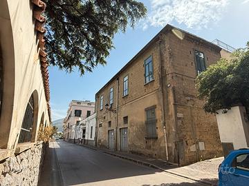 Fabbricato con depositi e giardino