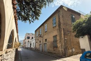 Fabbricato con depositi e giardino