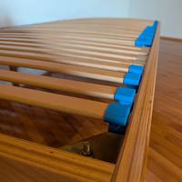 Letto con rete a doghe in legno