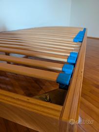 Letto con rete a doghe in legno