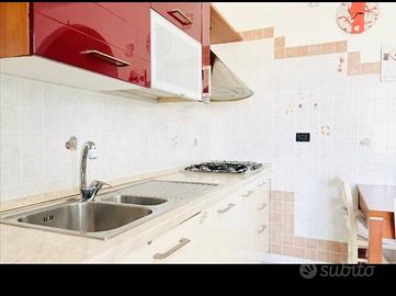 cucina e tavolo con sedie