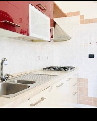 cucina e tavolo con sedie
