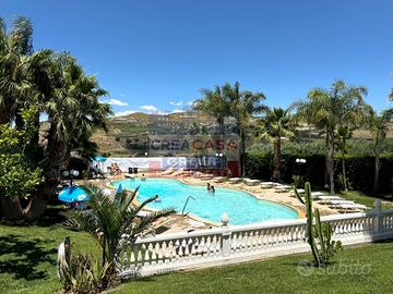 Villa con piscina e campo di Calcio - Riesi