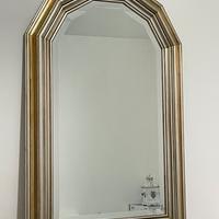 Specchio con cornice in legno dorata