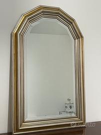 Specchio con cornice in legno dorata