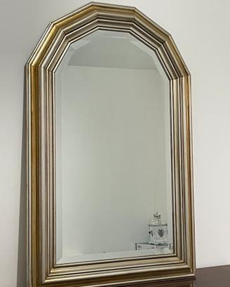 Specchio con cornice in legno dorata