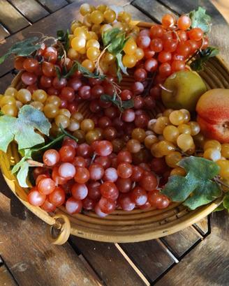 Centrotavola vintage con frutta artificiale e cest