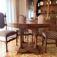 TAVOLO ALLUNGABILE IN NOCE MASSICCIA CON 6 SEDIE