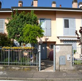 VILLA A SCHIERA CENTRALE A ORIGGIO