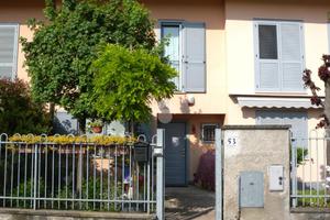 VILLA A SCHIERA CENTRALE A ORIGGIO