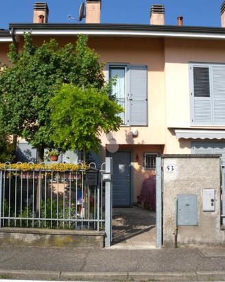 VILLA A SCHIERA CENTRALE A ORIGGIO