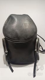 Zainetto nero ideale per viaggiare in aereo