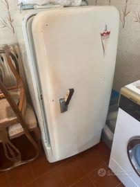 Frigo vintage Victory anni 50 con pezzi di ricambi
