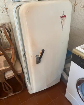 Frigo vintage Victory anni 50 con pezzi di ricambi