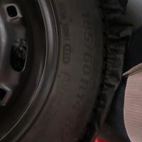 cerchi con gomme invernali e copertura  usati  per