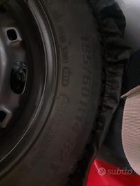 cerchi con gomme invernali e copertura  usati  per