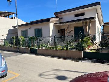 Villa con giardino centro