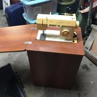 Macchina da cucire SINGER con mobiletto - Vintage