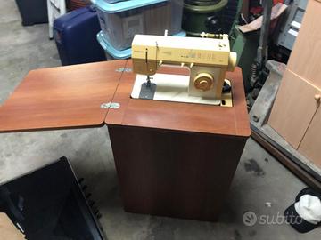 Macchina da cucire SINGER con mobiletto - Vintage