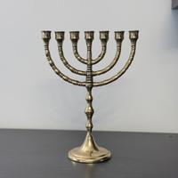 Antico menorah tradizionale in ottone massiccio