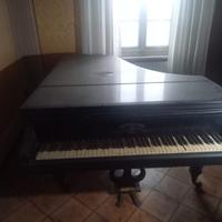 Antico pianoforte a coda.