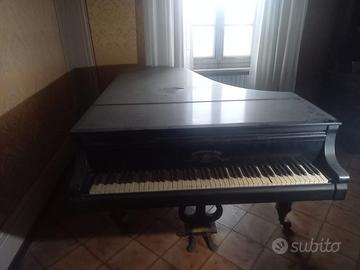 Antico pianoforte a coda.