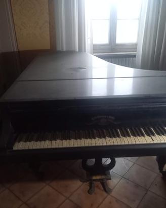 Antico pianoforte a coda.