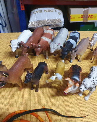 Pupazzi peluches + animali plastica
