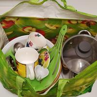 Borsone con oggetti vari utili per la cucina